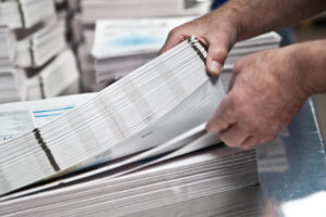 mani al lavoro su fogli di carta