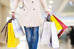 donna con shopper in centro commerciale