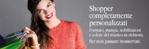 donna con vari shopper in mano