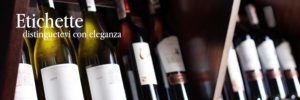 serie di bottigli vino su scaffale